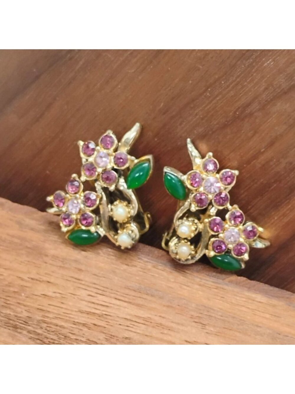 Vtg Florenza purple Pink Flower faux pearl clip earrings w/Green Glass Petals - Picture 2 of 5